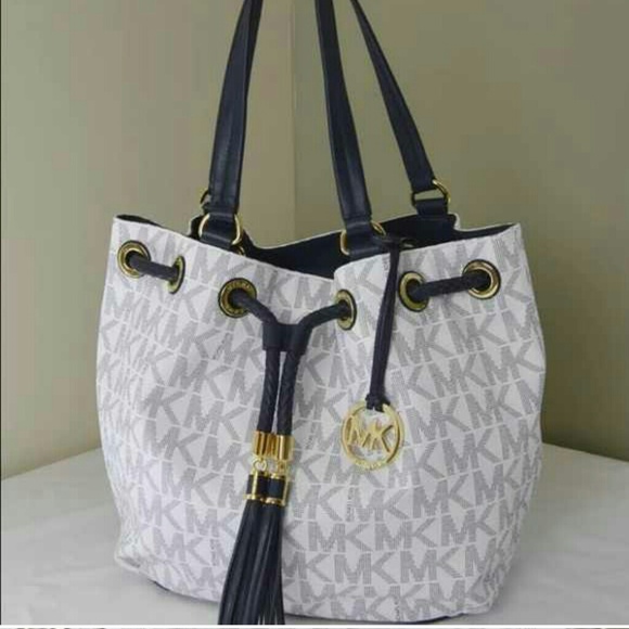 Looking for this purse!!!??