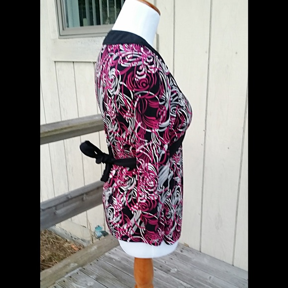 $5⭐️Pretty Pink Black & White Blouse - Picture 2 of 3