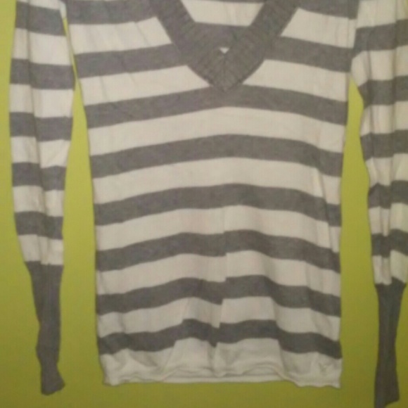 Lightweight V-Neck Sweater - Picture 2 of 3