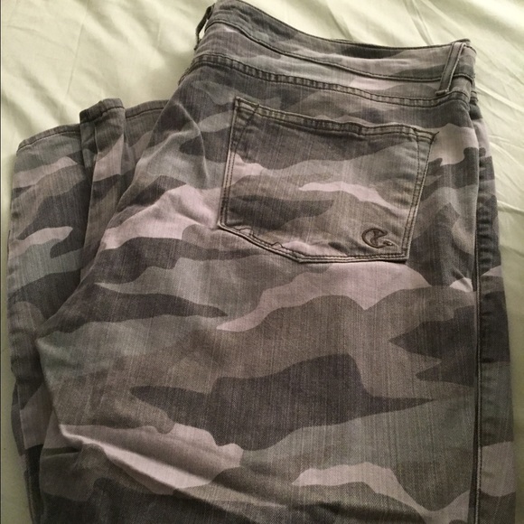 Cookie Johnson camo capris