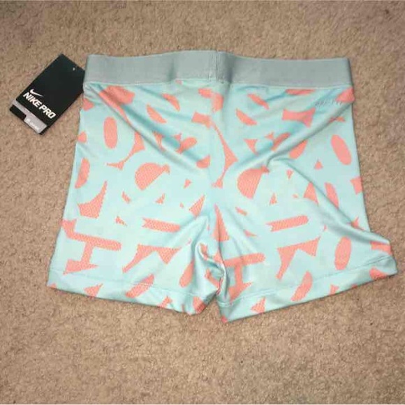 ❌SOLD ON Ⓜ️❌ Nike pro shorts - Picture 2 of 2