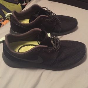 Black Roshe Runs