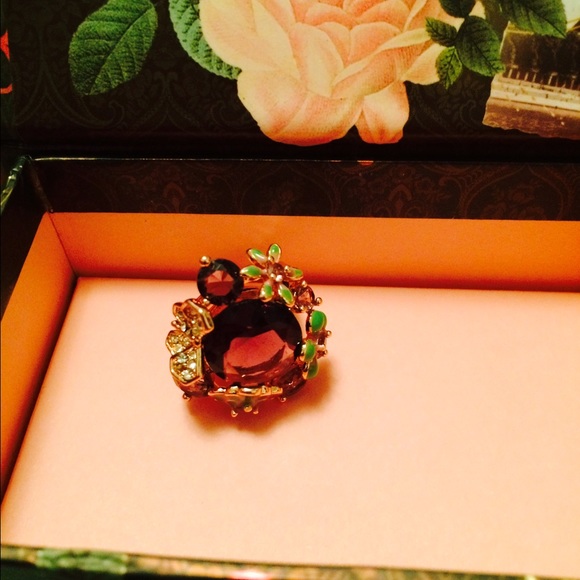 Gorgeous tea party ring - Picture 1 of 3