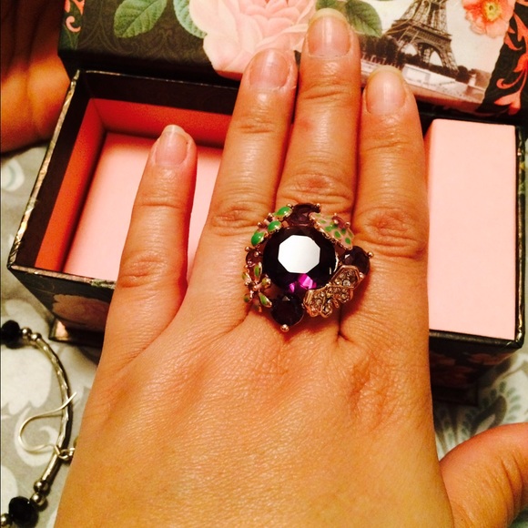 Gorgeous tea party ring - Picture 3 of 3