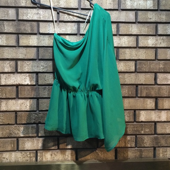 One Shoulder Bundle - Picture 2 of 2