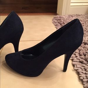 Dark blue suede pumps