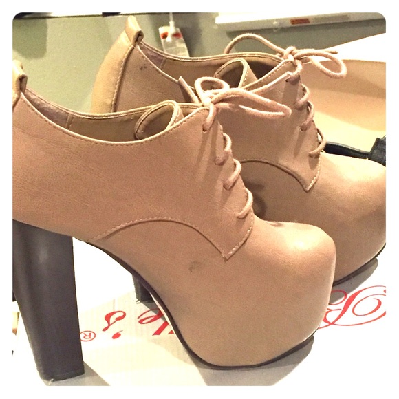 Lace up chunky platform ankle booties. 👢