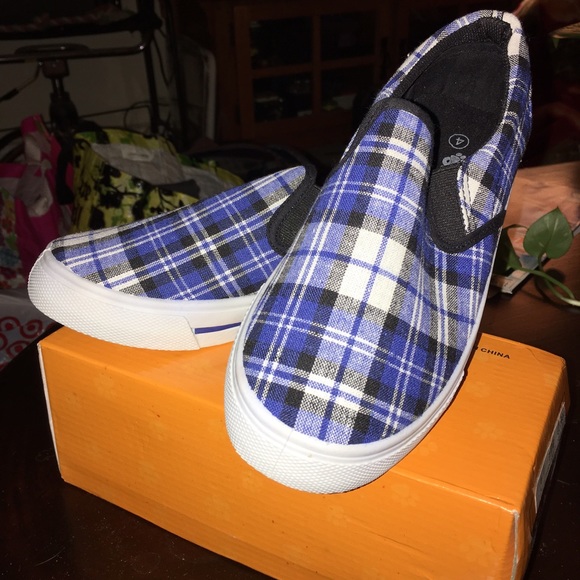 New in box Ositos blue plaid kids shoes! Size 4.