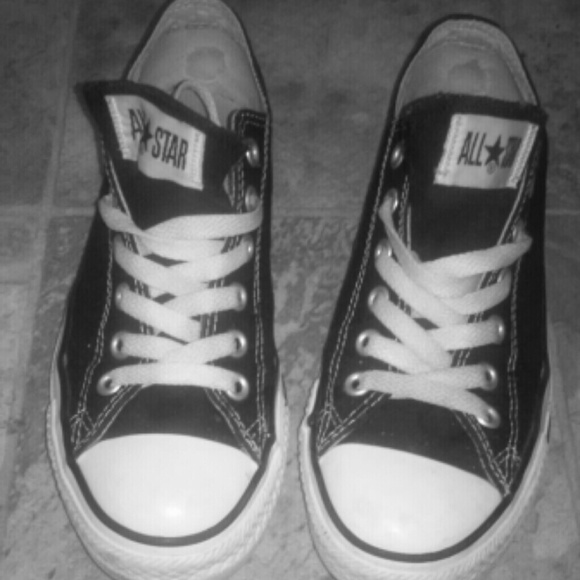 Low cut black and white converse