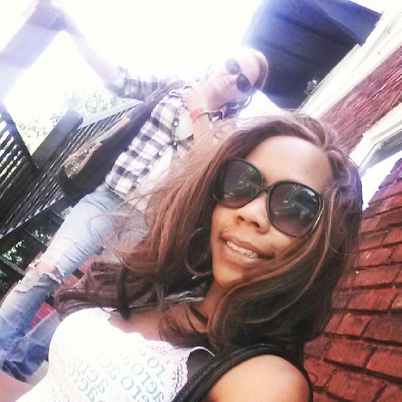 Meet your posher, Tracy!! - Picture 4 of 4