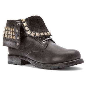 Brand new in box-FRYE Rogan style lace up booties
