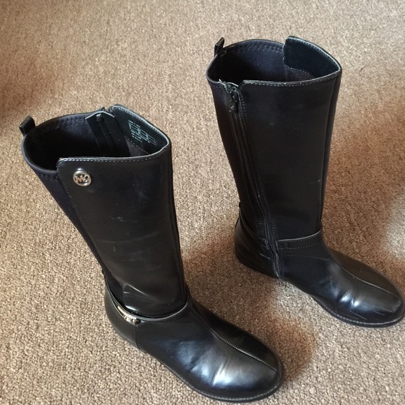 MK Boots. Girls size 4. In great condition.