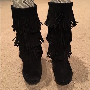 Black fringe boots