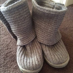 Knitted uggs