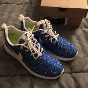 WMNS NIKE Rosherun NWT Size 5.5