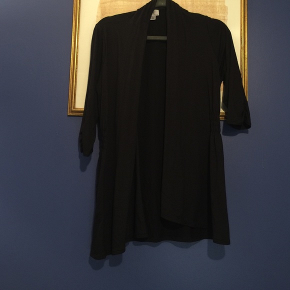 Black 3/4 sleeve cardigan.