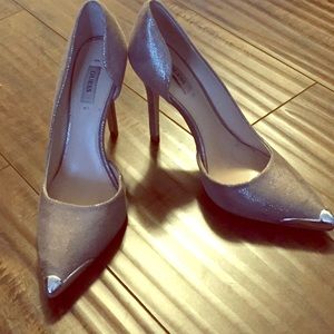 Guess pointed toe side cut out pump