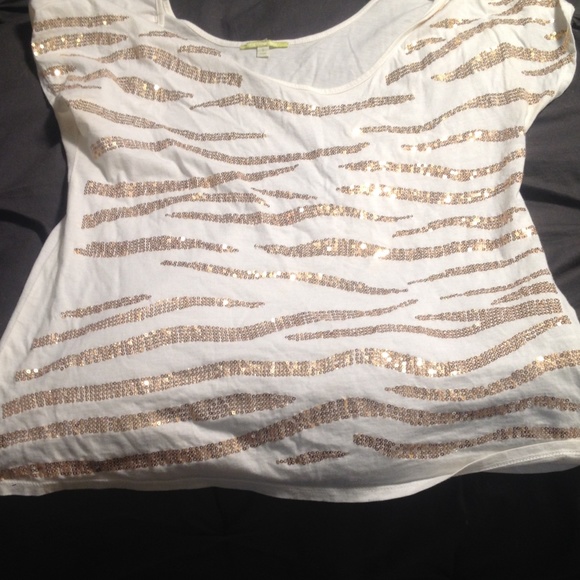 Cute shirt sparkly like new