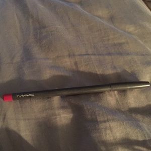 Mac lip liner in the color beet