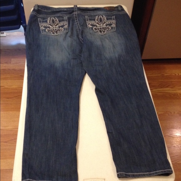 Plus Size - Picture 4 of 4