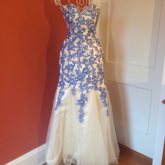 Gown - Picture 1 of 4