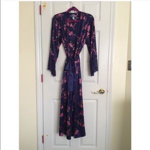 Navy robe win pink flowers and lace