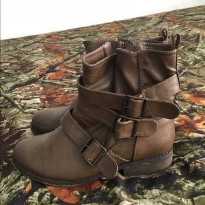 Boots with straps 7.5