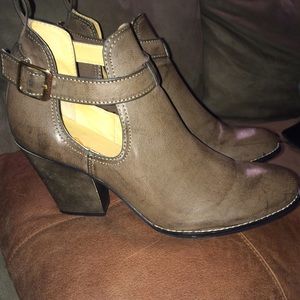 Mia Booties : Brown/Taupe 👢👢