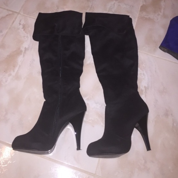 SOLD on Ⓜ️ecAri Beautiful black calf high heele