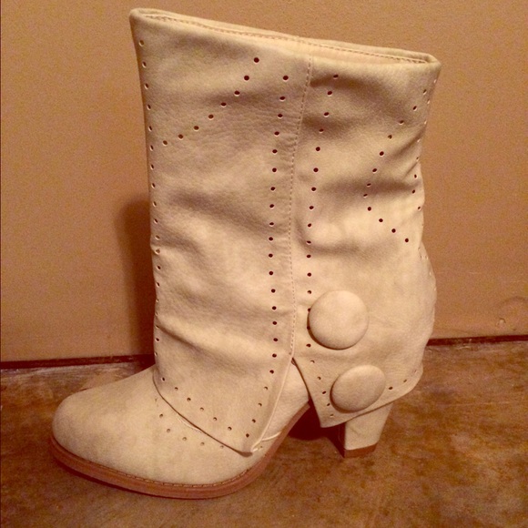 Not Rated Cowgirl Star cream fold over boot!