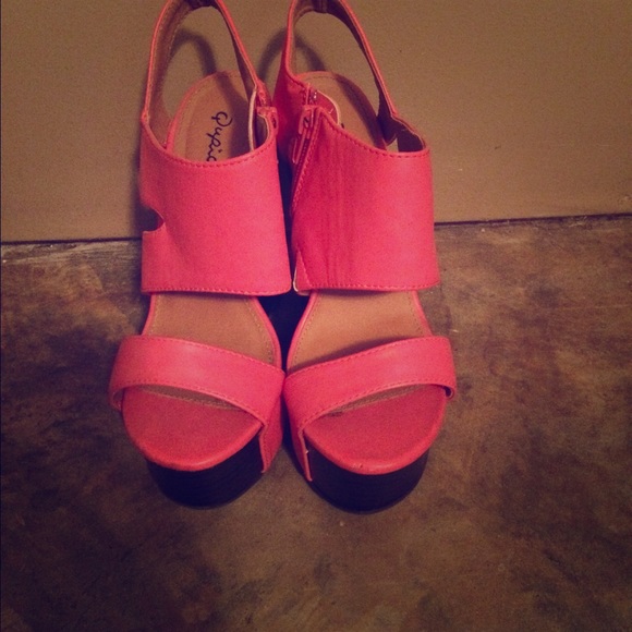 Super cute coral wedges!
