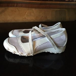 Sz 6.5 Skechers slip on