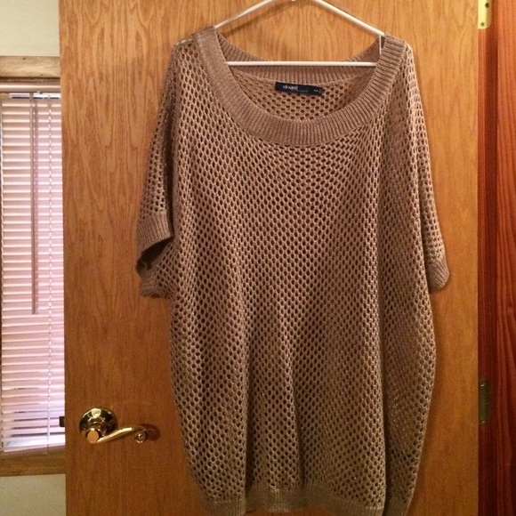 Short sleeve winter sweater with sparkle threads. - Picture 1 of 3