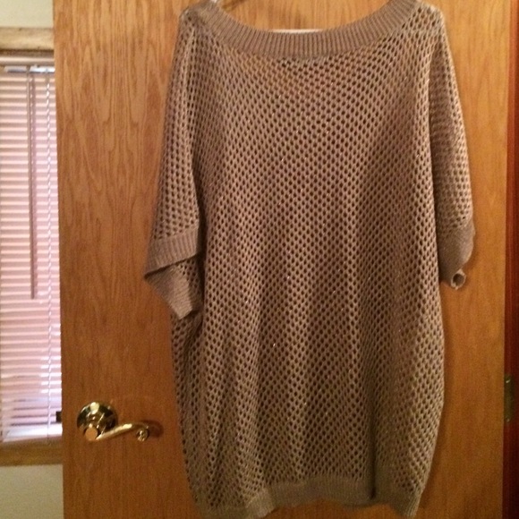 Short sleeve winter sweater with sparkle threads. - Picture 3 of 3