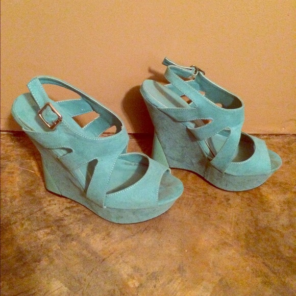Cute blue/turquoise strappy wedges!
