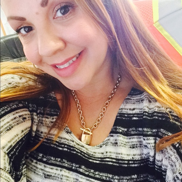 Gold lock necklace - Picture 3 of 4