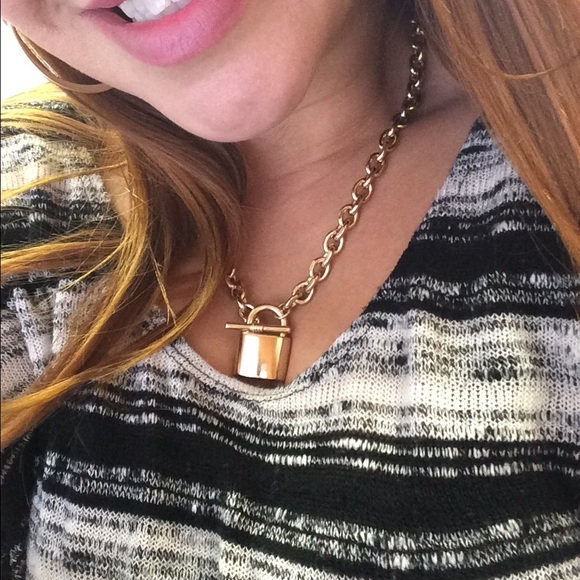 Gold lock necklace - Picture 4 of 4