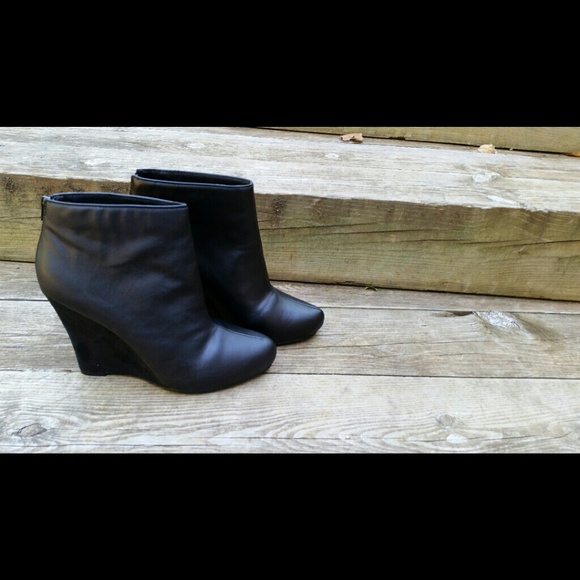 New Report R2 black wedge booties