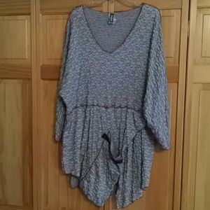 Comfy gray abstract tunic