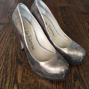 Pour la Victoire bronze gold platform pump size 6