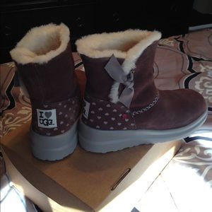 I heart Ugg - new in box Knotty boots in brown