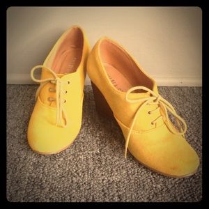 Yellow Chelsea Crew size 6 suede wedge booties