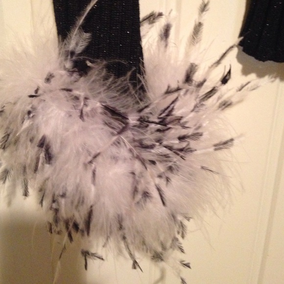 Holiday parties? Got you covered! Adorable glittery top! Removable feathers - Picture 2 of 6