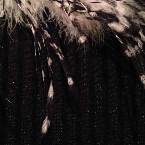 Holiday parties? Got you covered! Adorable glittery top! Removable feathers - Picture 3 of 6