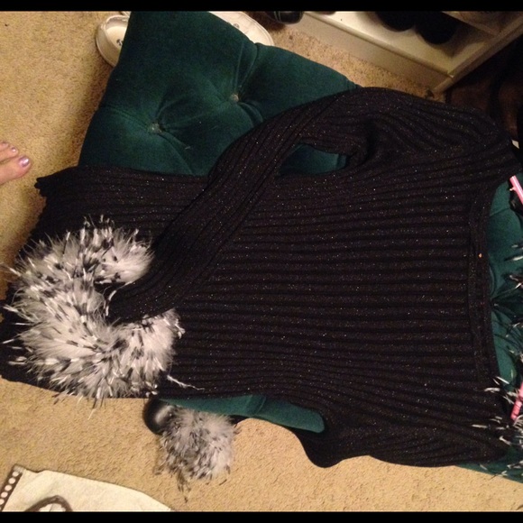 Holiday parties? Got you covered! Adorable glittery top! Removable feathers - Picture 4 of 6