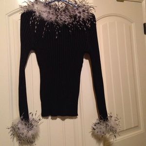 Holiday parties? Got you covered! Adorable glittery top! Removable feathers