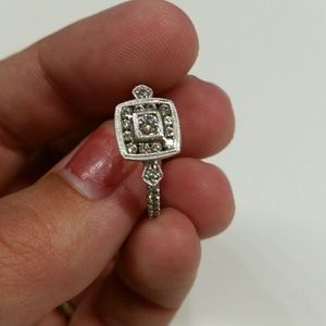 Beautiful 10k diamond ring