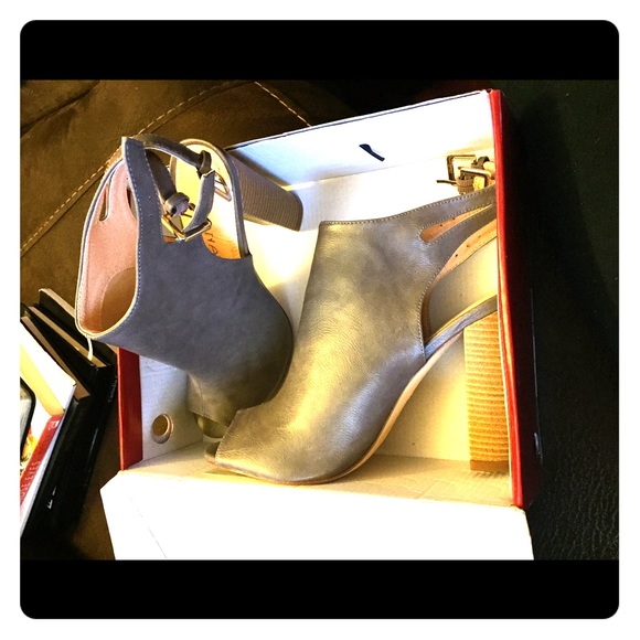 Lulus Shoes - Super cute bootie! Size 10