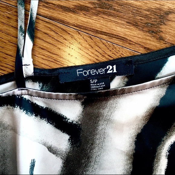 ✨Patterned One-Shoulder Blouse✨ - Picture 2 of 3