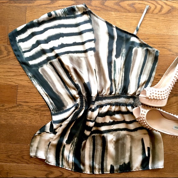 ✨Patterned One-Shoulder Blouse✨ - Picture 3 of 3